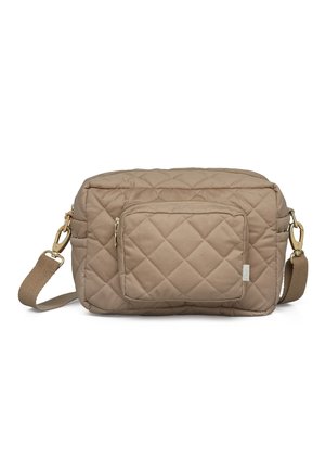 Béžová prešívaná taška cez rameno s predným vreckom na zips, nastaviteľným ramenným popruhom a zlatým kovaním na bielom pozadí.