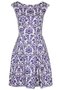 Robe blanche sans manches avec encolure bateau et jupe évasée, avec un motif damassé floral violet complexe sur toute la surface.