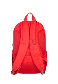 Sac à dos rouge avec des bretelles et un panneau arrière rembourrés et en mesh, doté d'une poche zippée sur une bretelle et d'une poignée de transport sur le dessus.