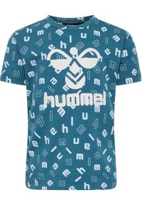 Teal kortärmad t-shirt i bomull, med en vit abstrakt logotyp och spridd "hummel"-text i olika stilar över tyget.