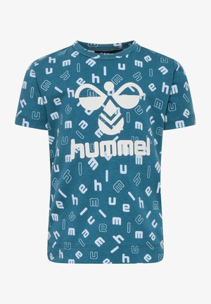 T-shirt à manches courtes couleur sarcelle, en coton, arborant un logo abstrait blanc et du texte "hummel" éparpillé dans différents styles sur le tissu.