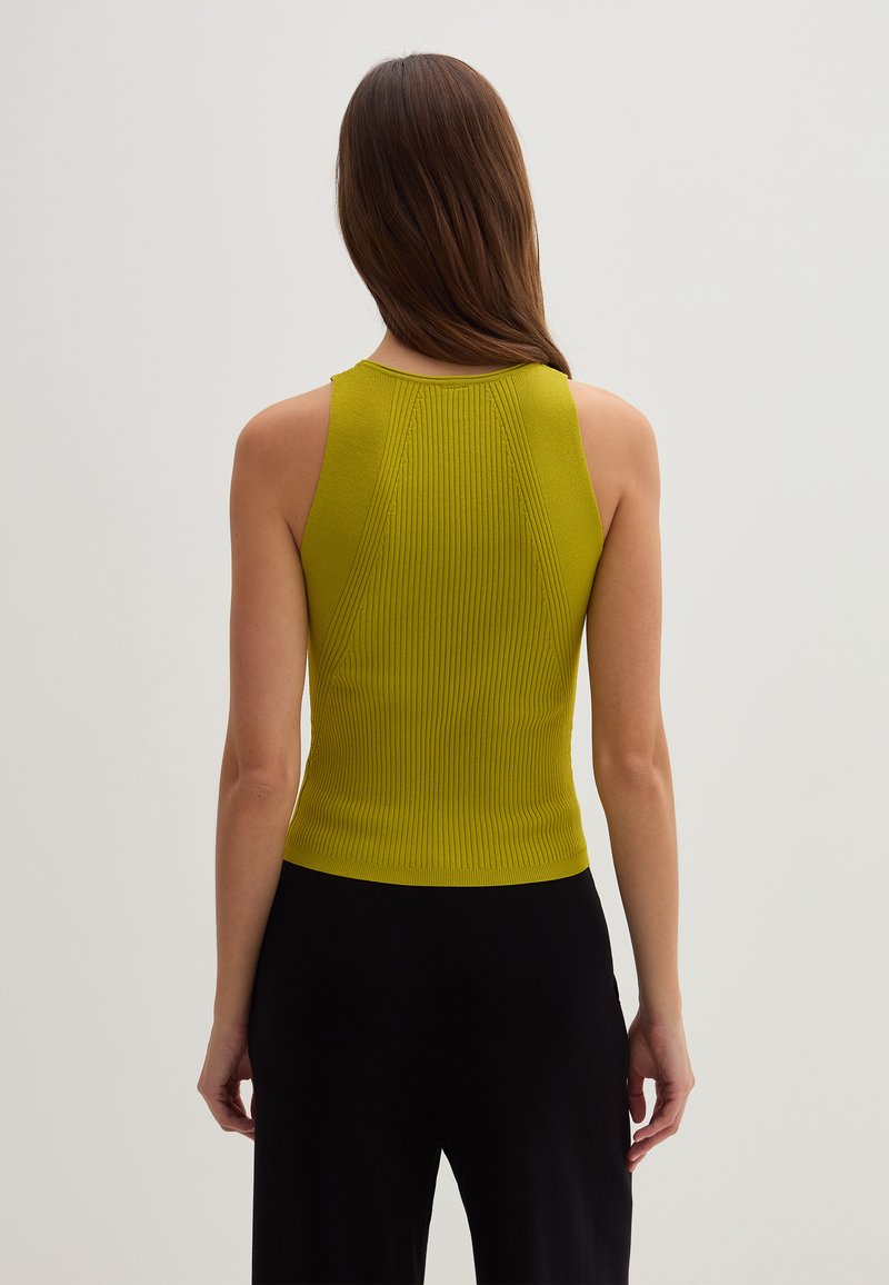 Top senza maniche a costine di un vivace verde, design aderente. Presenta un collo tondo e dettagli testurizzati lungo la schiena e i lati.