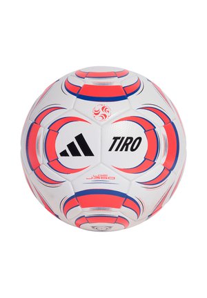 Biały piłka nożna Adidas Tiro z czerwono-niebieskimi zakrzywionymi wzorami oraz czarnym logo i napisem Adidas na panelach.