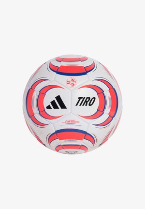 Biały piłka nożna Adidas Tiro z czerwono-niebieskimi zakrzywionymi wzorami oraz czarnym logo i napisem Adidas na panelach.