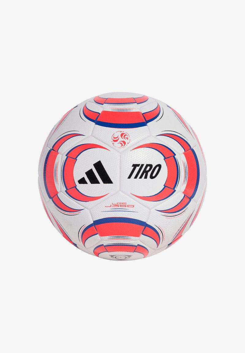 Biały piłka nożna Adidas Tiro z czerwono-niebieskimi zakrzywionymi wzorami oraz czarnym logo i napisem Adidas na panelach.