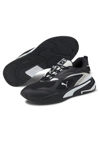 Schwarz-weiße Puma-Laufschuhe mit strukturierten Sohlen, Obermaterial aus Mesh und Leder, Markenlogos und einem modernen sportlichen Design.