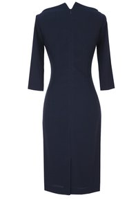 Granatowa, dopasowana sukienka z rękawami do łokcia, z zamkiem błyskawicznym z tyłu oraz centralnym rozcięciem przy dolnym brzegu. Gładka, jednolita faktura materiału.