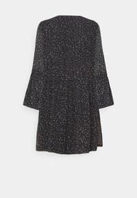 Musta mekko, jossa on pitkät, kellotyyppiset hihat. Sisältää satunnaisen pilkkukuosin valkoisena, punaisena ja vaaleanpunaisena. A-linjainen muoto alaosassa.