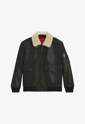 Schwarze Lederjacke mit einem cremefarbenen Lammfellkragen, Frontreißverschluss, zwei großen Fronttaschen und einer Reißverschlusstasche am Arm. Texturierte Oberfläche.