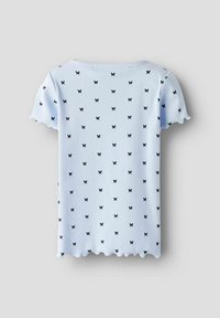 Chemise à rayures bleues claires à manches courtes, ornée d'un motif de petits croix noires et d'un ourlet festonné.