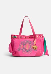 Borsa a spalla in suede fucsia con hardware dorato, design con coulisse, ricamo del logo e un charm con corona e cuore.