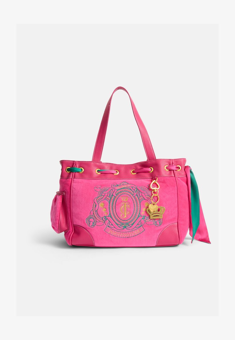 Borsa a spalla in suede fucsia con hardware dorato, design con coulisse, ricamo del logo e un charm con corona e cuore.