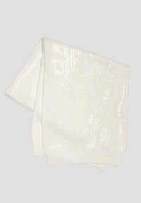 Sciarpa a maglia bianca con paillettes per texture e lucentezza, dal design a coste. Completata con un'etichetta rettangolare su un'estremità.