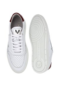Zapatilla blanca con parte superior de cuero perforado, acento en el talón de color granate, cordones blancos y suela de goma con patrones de tracción circulares.