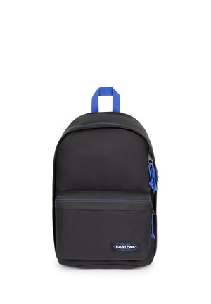 Zaino Eastpak nero con cursori della zip blu e maniglia superiore, tasca frontale e toppa con logo sulla tasca frontale.