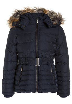 Laivastonsininen tikattu talvitakki, jossa on turkiskoristeinen huppu, vetoketjullinen etuosa, hopeasoljellinen vyö ja vetoketjulliset sivutaskut.