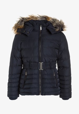 Veste d'hiver matelassée bleu marine avec capuche bordée de fourrure, fermeture éclair à l'avant, ceinture avec boucle argentée et poches latérales zippées.