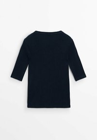Mørk marineblå ribbet langærmet top med rund hals og trekvartlange ærmer. Glat tekstur og tætsiddende design.