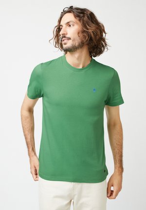 Grünes kurzärmliges T-Shirt aus weicher Stoffqualität, mit rundem Halsausschnitt und blauem gesticktem Baum-Logo auf der Brust.