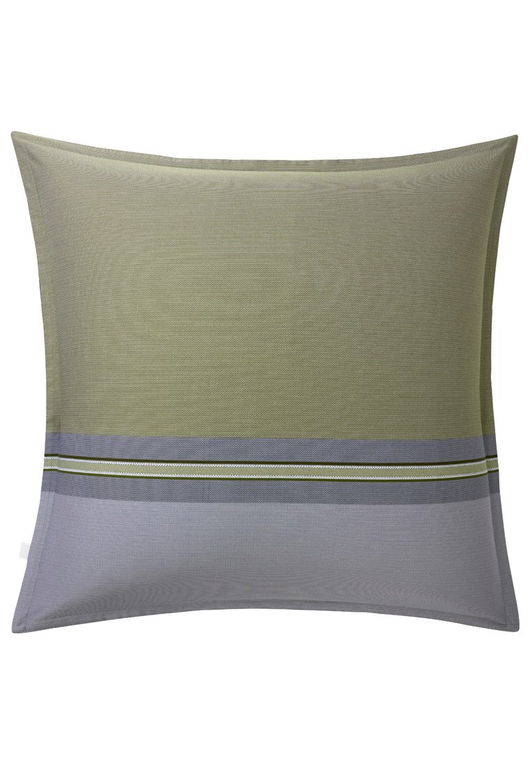 Coussin carré en olive et gris, avec une texture lisse et des accents rayés horizontaux en vert clair et gris.