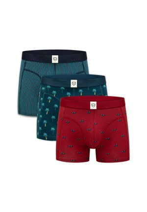 Tre boxer da uomo a vista frontale: uno rosso con stampa di occhiali da sole, uno turchese con palme e uno blu scuro con righe verticali.