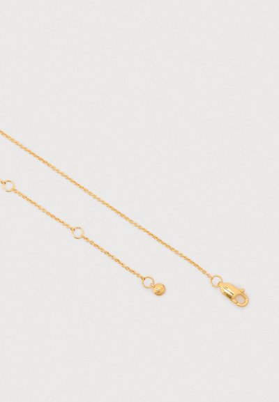 Zlatý náhrdelník s textúrovaným reťazcom, s karabínkovým zapínaním a malým okrúhlym príveskom s vygravírovaným detailom, ktorý sa rozprestiera v jemnom dizajne.