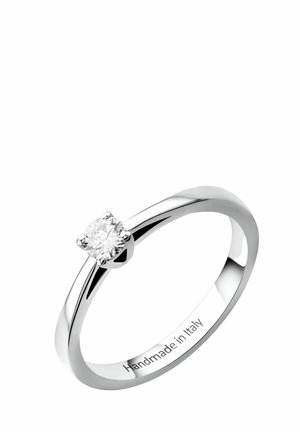 Diamant solitaire ring med en poleret hvidguld bånd, præsenterende en rundslibet sten sat i en fire-prongs indstilling. Indgravering: "Håndlavet i Italien."