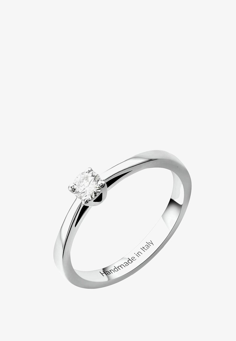 Diamantni soliter z obročem iz poliranega belega zlata, ki vsebuje kamen okrogle oblike, nastavljen v štirih zatičih. Vgravirano: "Ročno izdelano v Italiji."