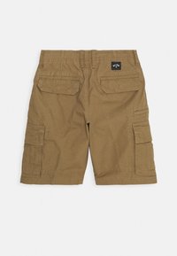 Khaki spodenki cargo z wieloma kieszeniami, wytrzymałego materiału i metką w pasie. Cechują się prostą nogawką i wzmocnionymi szwami.