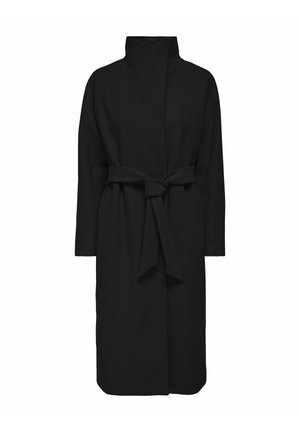 Musta kääreetakki, jossa on korkea kaulus, pitkät hihat ja vyötärölle sidottava vyö. Valmistettu pehmeästä, teksturoidusta kankaasta ja siinä on minimalistinen muotoilu.