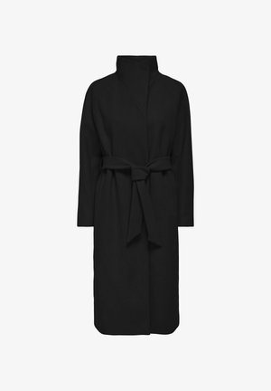 Musta kääreetakki, jossa on korkea kaulus, pitkät hihat ja vyötärölle sidottava vyö. Valmistettu pehmeästä, teksturoidusta kankaasta ja siinä on minimalistinen muotoilu.