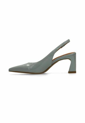Chaussure slingback à bout pointu en matériau bleu clair brillant avec un talon bloc et une bride réglable. Texture lisse et détails minimalistes.