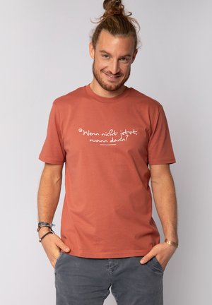 WENN NICHT JETZT WANN DANN - T-shirt print - heritage brown