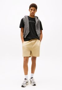 Tommy Jeans LINEAR LOGO TEE - Marškinėliai su spaudiniu - black