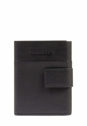 Cartera de cuero negro con cierre de botón a presión y logotipo Piquadro en relieve en el frente.