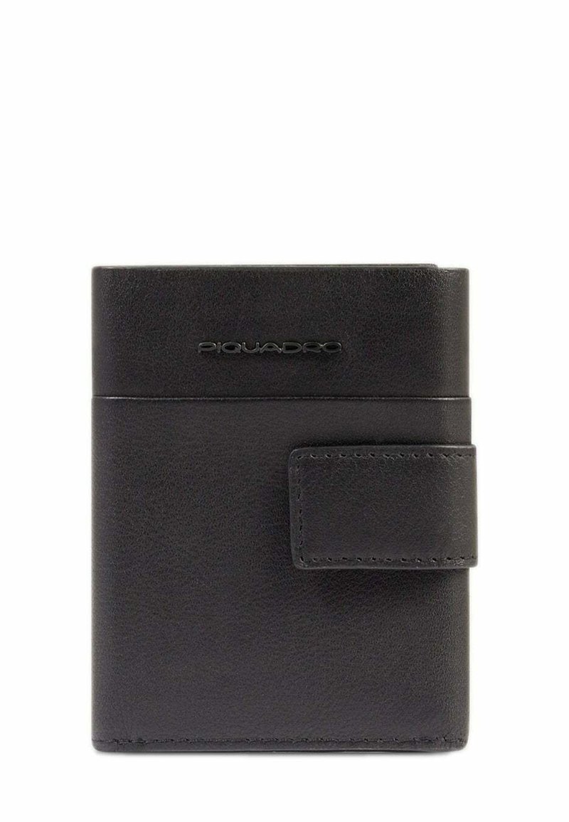 Portafoglio in pelle nera con chiusura a bottone automatico e logo Piquadro impresso sul fronte.
