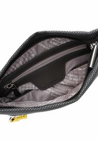 Interno della borsa nera con trama, dotato di una tasca con zip e uno scomparto per carte, foderato in tessuto grigio chiaro con motivi di testo ripetuti.