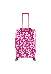 Maleta rígida de color rosa con patrón de letras blancas, asa extensible, dos asas laterales y cuatro ruedas giratorias. Textura suave.