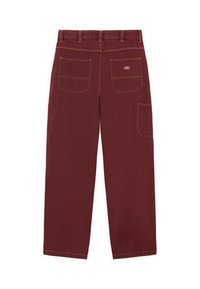 Pantalones cargo burdeos de mezclilla, con un diseño de pierna recta, dos bolsillos traseros y detalles de costura en contraste.