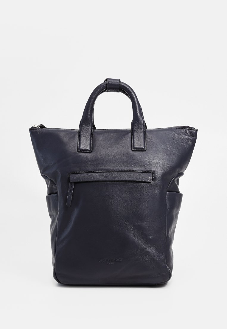 Skórzana torba na ramię w kolorze granatowym. Posiada dwa uchwyty u góry, zamek błyskawiczny oraz przednią kieszeń. Gładka tekstura z minimalistycznym wzornictwem.