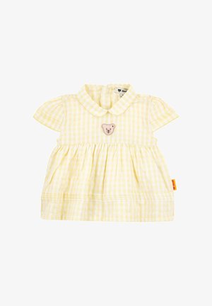 Vestito in gingham giallo con colletto, maniche corte e un'applicazione a forma di orso sul petto. Presenta una gonna arricciata e dettagli di cuciture visibili.