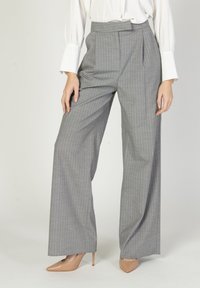 Pantaloni larghi a righe grigie con linee verticali in tonalità di rosa e blu, caratterizzati da una vita alta e una progettazione con pences davanti.