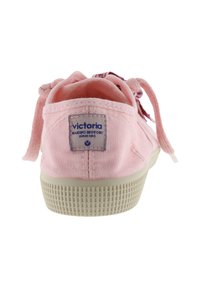 Sneaker in tela rosa con punta arrotondata, suola in gomma e lacci abbinati. Presenta un'etichetta cucita vicino al tallone. Suola testurizzata per un migliore grip.