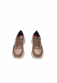 Scarpe sportive marroni caratterizzate da una combinazione di suede e pelle liscia, con una suola bianca spessa e dettagli metallici. Lacci testurizzati e fodera a motivo.