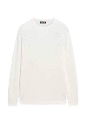 Jednoduchý bílý dlouhý svetr s kulatým výstřihem a raglánovými rukávy, lehká látka a malá černá značka na vnitřní straně krku.