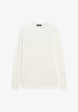 Jednoduchý bílý dlouhý svetr s kulatým výstřihem a raglánovými rukávy, lehká látka a malá černá značka na vnitřní straně krku.