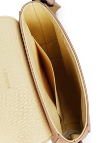 Strukturovaná kabelka s vnějším materiálem v světlé růžové barvě a texturovaným žlutým interiérem. Obsahuje dvě přihrádky pro organizaci.