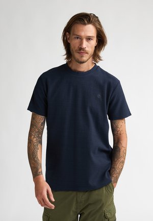 Marineblaue T-Shirt mit Rundhalsausschnitt und strukturierter Stoffoberfläche. Mit kurzen Ärmeln und kleinem Logo auf der Brust. Lässiger Stil.