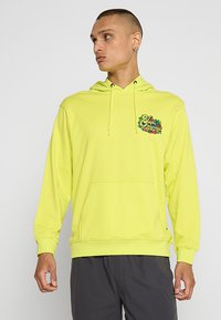 Hoodie vert lime fabriqué en tissu doux, avec une poche kangourou à l'avant et un design de logo sur la partie gauche de la poitrine. Capuche ajustable.