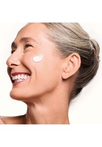 Shiseido VITAL PERFECTION CONCENTRATED SUPREME CREAM REFILL - Crema de día